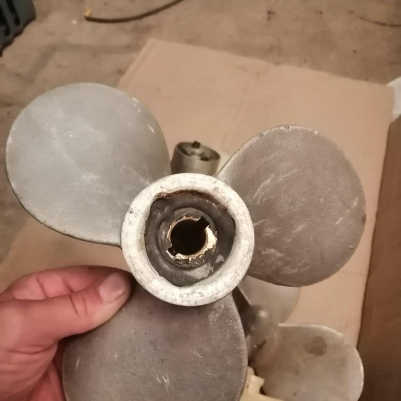 9. Как снять винт с мотора. Винт усилия поворота лодочного мотора toyama9. Вал гребного винта сузуки df2. Как снять винт с мотора.