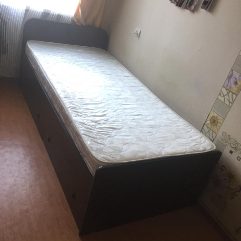 Кровать полуторка авито. Кровать полуторка. Кровать старого образца полуторка. Советская кровать полуторка. Кровать высокая от пола полуторка.
