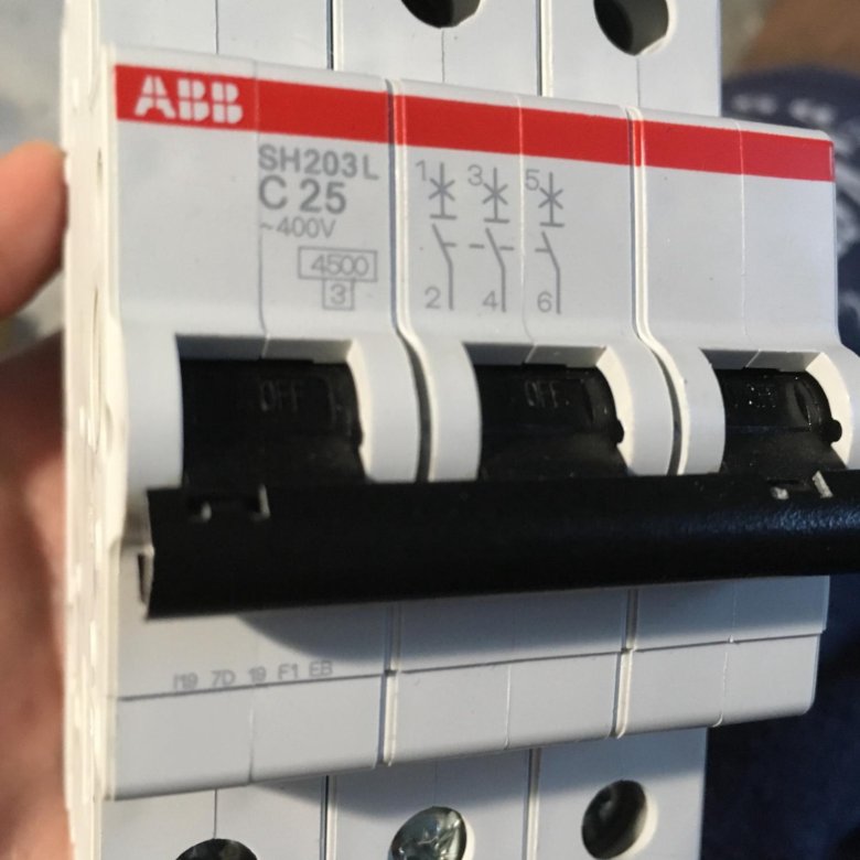 Abb автоматические выключатели 25а. Автомат ABB e212323. ABB автомат с красной ручкой. Выключатели 2022. Автоматический выключатель в а 27 со шторкой.