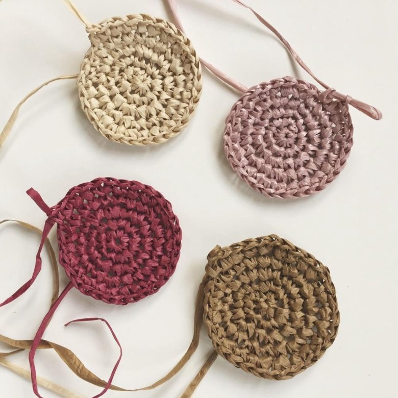 Вязаные панамы из рафии крючком. Изделия из рафии. Сумка кросс боди из рафии. Сумка корзинка из рафии. Сумка из рафии.