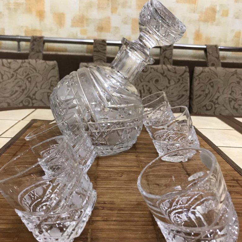 графин со стопками