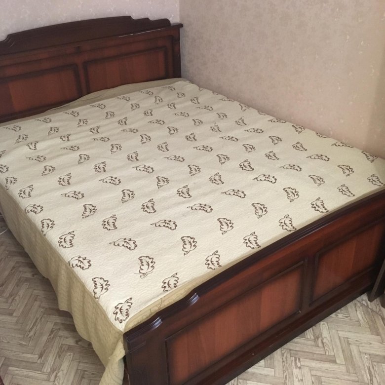 Продать кровать б у. Советская двуспальная кровать. Кровать двуспальная с матрасом Юла. Два матраса на двуспальную кровать. 2 Кровати двуспальные в номере.