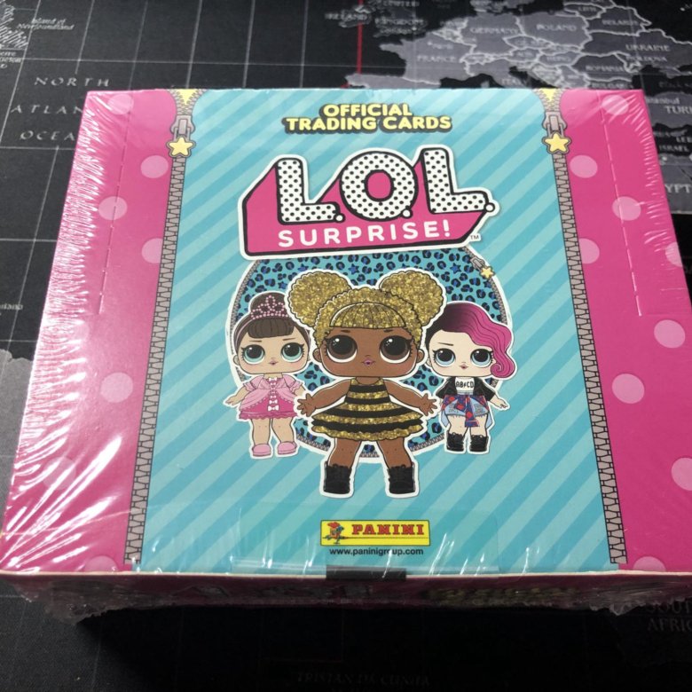 настольная игра "сюрпризы". подарок иллюстрация. игра сюрпризы стиль жизни. коробка для подарка. праздничные подарки.