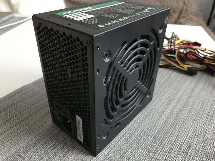 W vx. AEROCOOL VX 600.