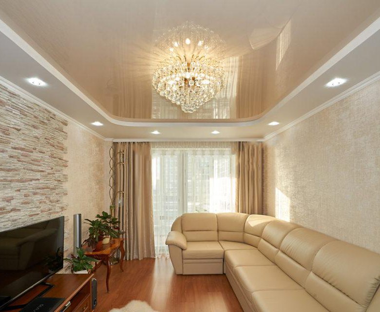 Потолок белый натяжной 2 на2. Двухъярусный потолок. Потолок в гостиной. Двухуровневый потолок в гостиной. Двухуровневый потолок.