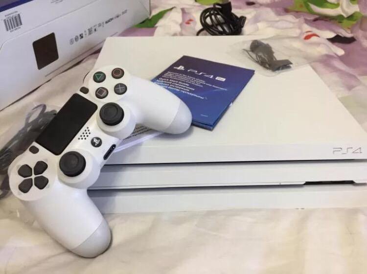 Белая пс3. ПС 4 белая. Ps4 Pro White. PLAYSTATION Pro белая. Плейстейшен 4 с двумя джойстиками белый.