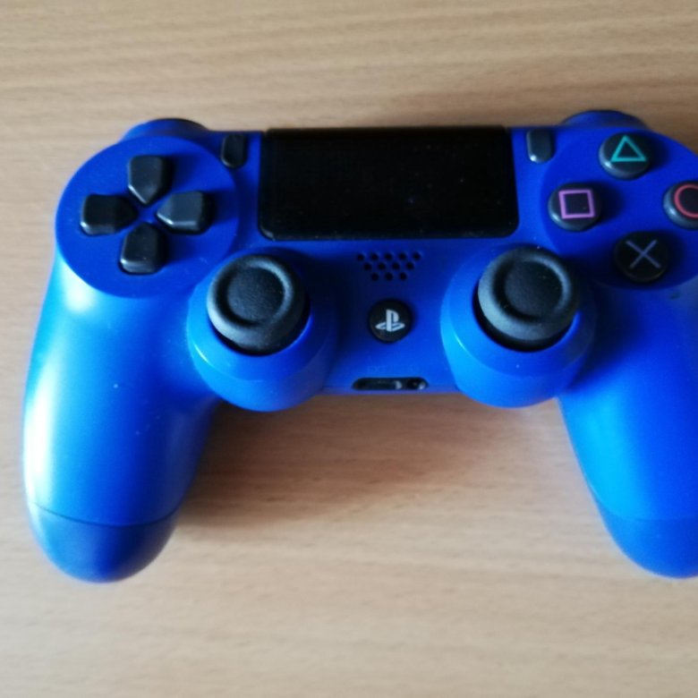 Приставка синего цвета. Синяя приставка PLAYSTATION 4. PLAYSTATION 4 Pro синий. Да приставки с синим и красным джойстиком. Персонаж сего приставки синий.