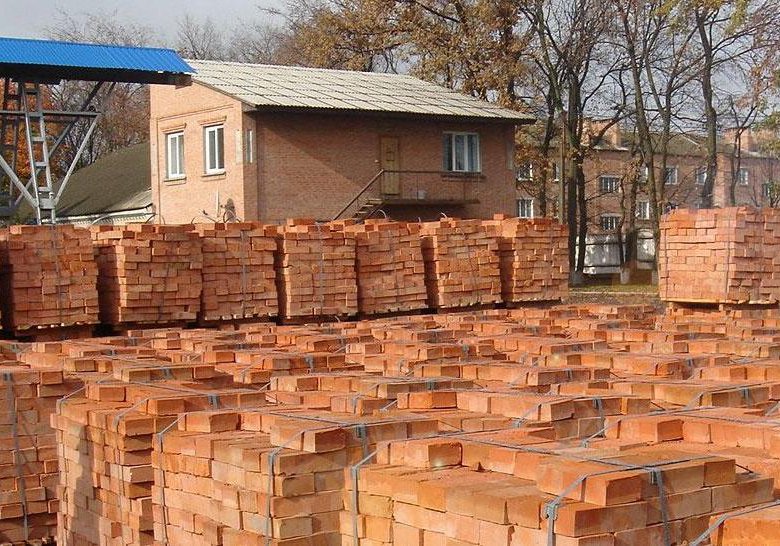Кирпичный завод обеспечивает кирпичом три стройки. Старощербиновский кирпичный завод. Кирпичный завод Цивильский. Беленихинский кирпичный завод. Кирпичный завод Старощербиновская.