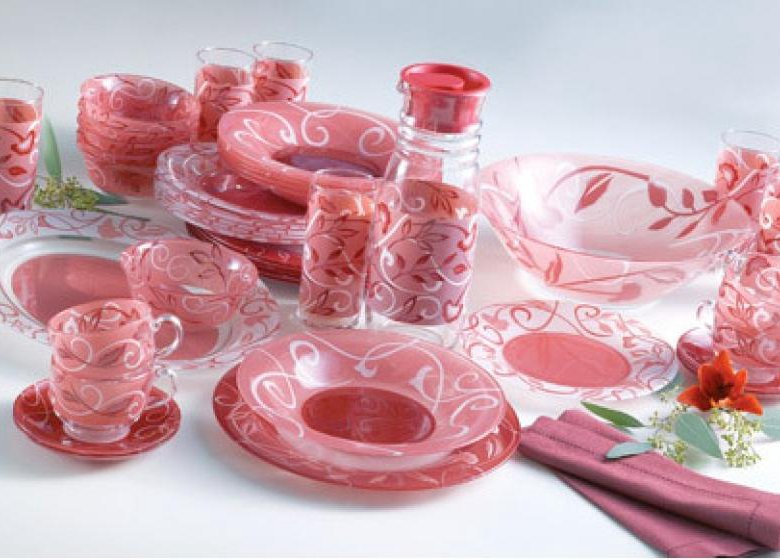 столовая посуда из стекла с красным рисунком