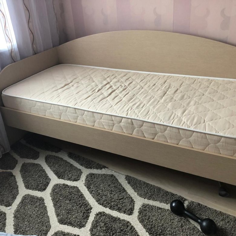 Кровати полуторки недорого. Кровать полуторка. Кровать на полу. Кровать полуторная с матрасом. Кровать полуторка с матрасом.