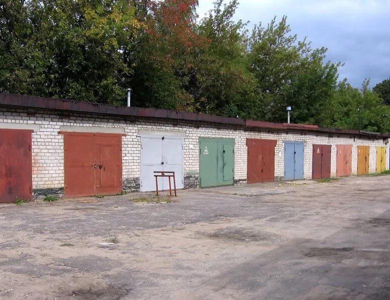 Гараж без хозяина. Гаражный кооператив 1 Лазаревское. Гараж в гаражном кооперативе.