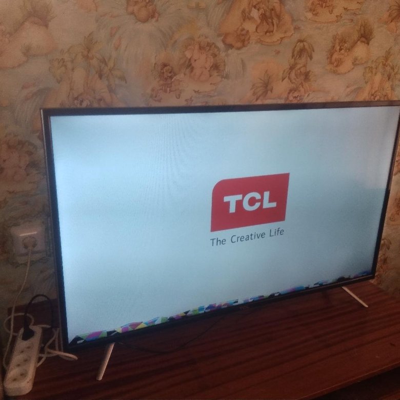 Тсл 43 купить. Телевизор TLC 43 дюйма. Телевизор TCL 43 дюйма. Телевизор ТСЛ 43 дюймов не запускается. TCL телевизоры фото в коробке со смарт ТВ 32 диагональ.