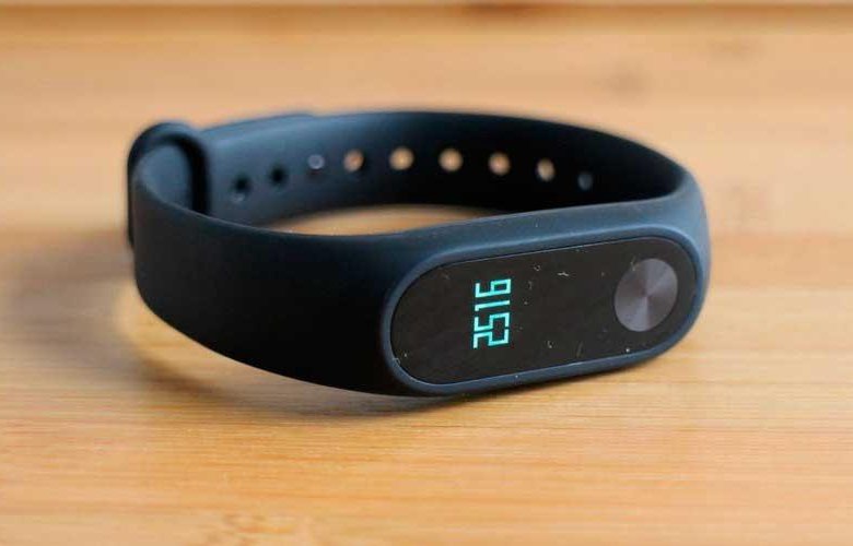 Браслет помощи. Xiaomi mi Band 2. Xiaomi my Band 2. Часы считающие шаги. Шаги в фитнес трекере.