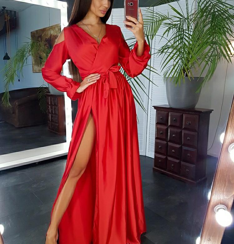 Красное платье с рукавами в пол