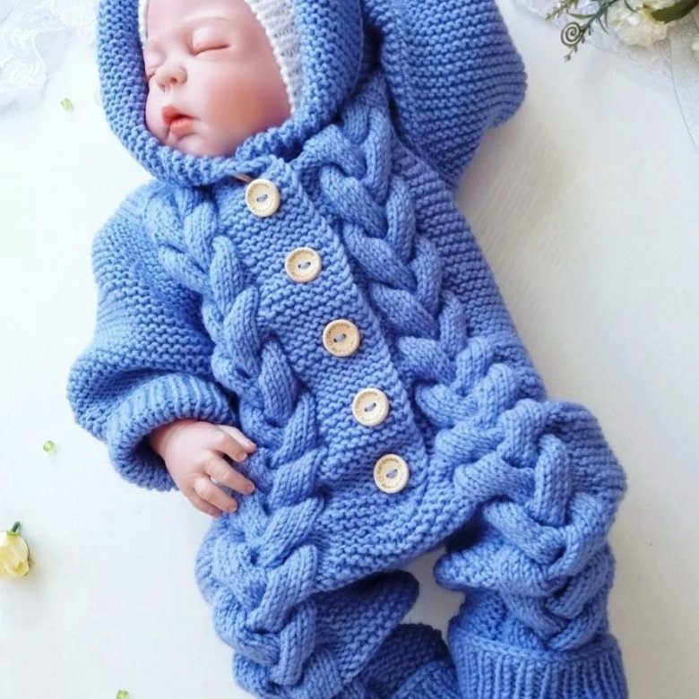 Малыш в вязаном комбинезоне