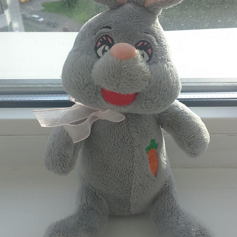 Олесе в сером весело. Игрушка серый заяц в одежде. Игрушку с наполнителем шариков заяц серый в кофточке с морковкой. Мягкий серый заяц с голубым бантом. Заяц серый с зеленой кофтой с морковкой игрушка.