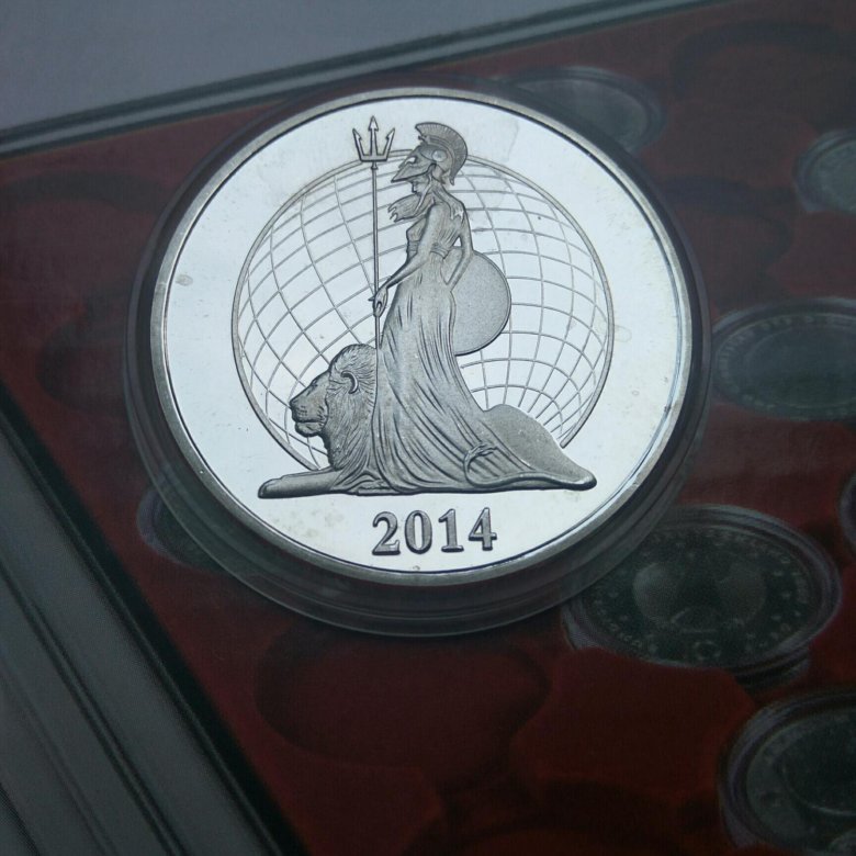 Монета в шаре. Britannia 2017 монета со львом. Великобритания Лев 2022.