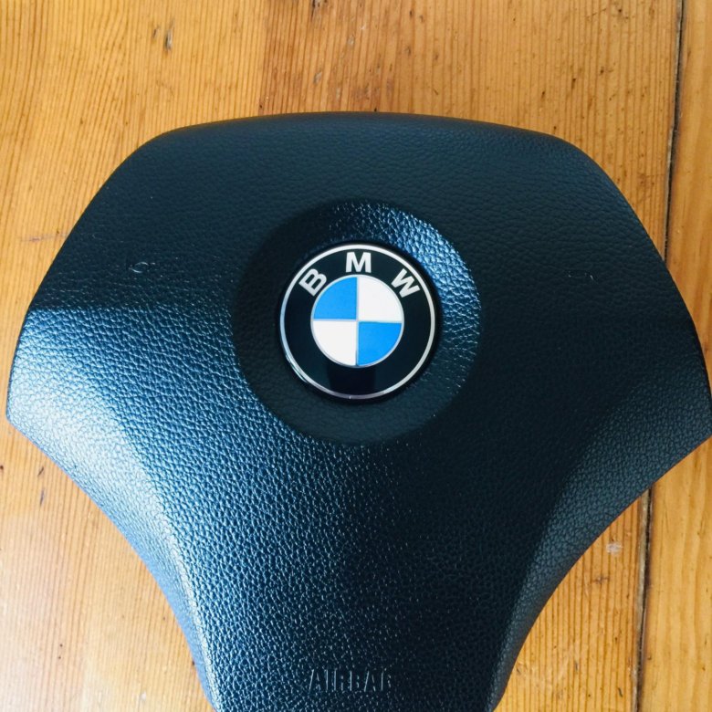 Подушка безопасности bmw. BMW e60 airbag. Airbag руля BMW e60. А4 б6 значок аирбег на стойку. Знак подушки безопасности БМВ.