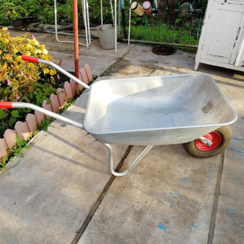 Садовая тачка авито. Бетонная тачка. Тачка ржавая садовая. Тачка садовая строительная. Тачка садовая 457р 80 (85л).