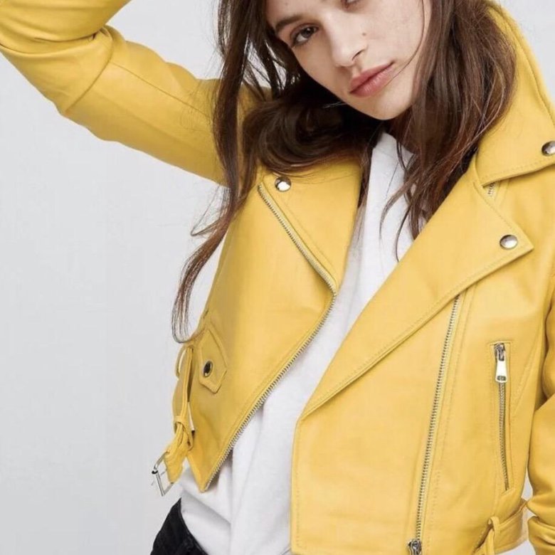 Девушка в желтой куртке