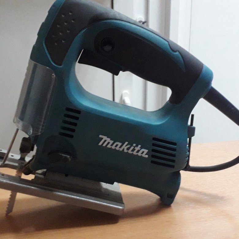 Лобзик в аренду. Лобзик Makita 4326. Электролобзик Makita 4326 адаптер для пылесоса.