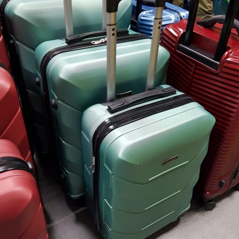 нижняя чемодан. Eberhart чемоданы. набор чемоданов. чемодан valigetti 22 green. чемодан на колесах juventus 470х370х230.