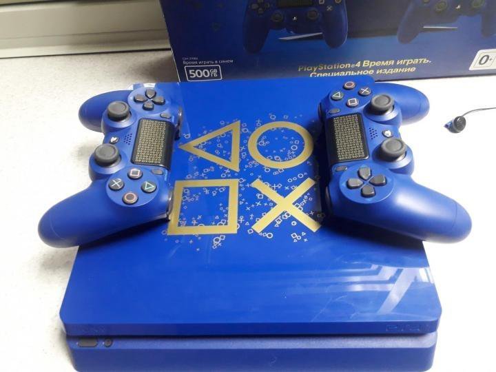 Синяя playstation. Ps4 Slim Blue. ПС 4 слим 2 джойстика. Ps4 Slim синяя. Лимитированная пс4 слим синяя.