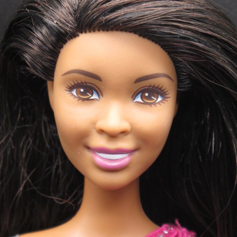 Купить негритянку. Барби мулатка. Кукла Барби чернокожая. Модель негритянка Барби. Кукла Барби негритянка с зелеными глазами.