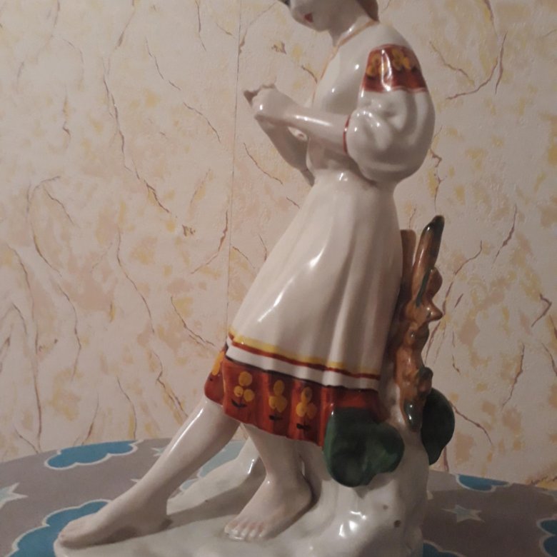 фарфоровая статуэтка аленушка. фарфоровая статуэтка аленушка. аленушка и козленок фарфоровая статуэтка. статуэтка аленушка зфи. аленушка с козленком гжель.