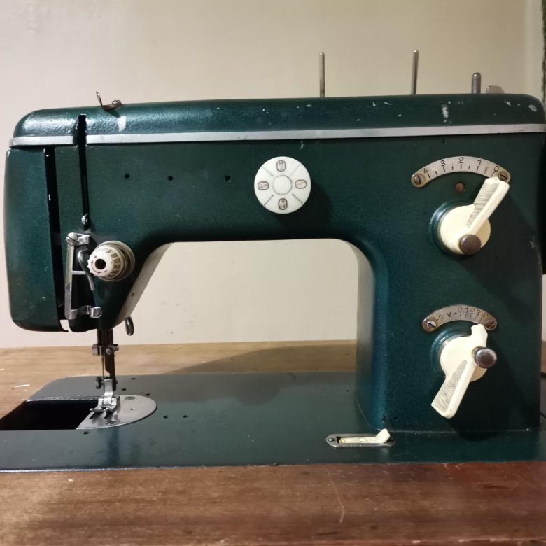 Немецкая швейная машинка. Швейная машина naumann германия. Pfaff швейные машины 19 века. Швейная машинка stoewer. Машинка швейная немецкая 1976.