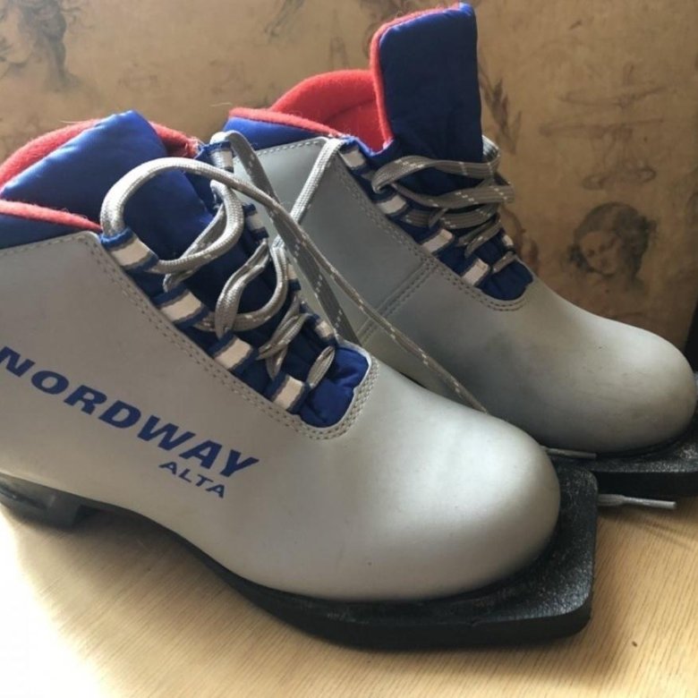 Лыжников 36. Лыжные ботинки Nordway. Лыжные ботинки комбо нордвей. Старые лыжные ботинки на стене. Лыжные ботинки Nordway 34 купить.
