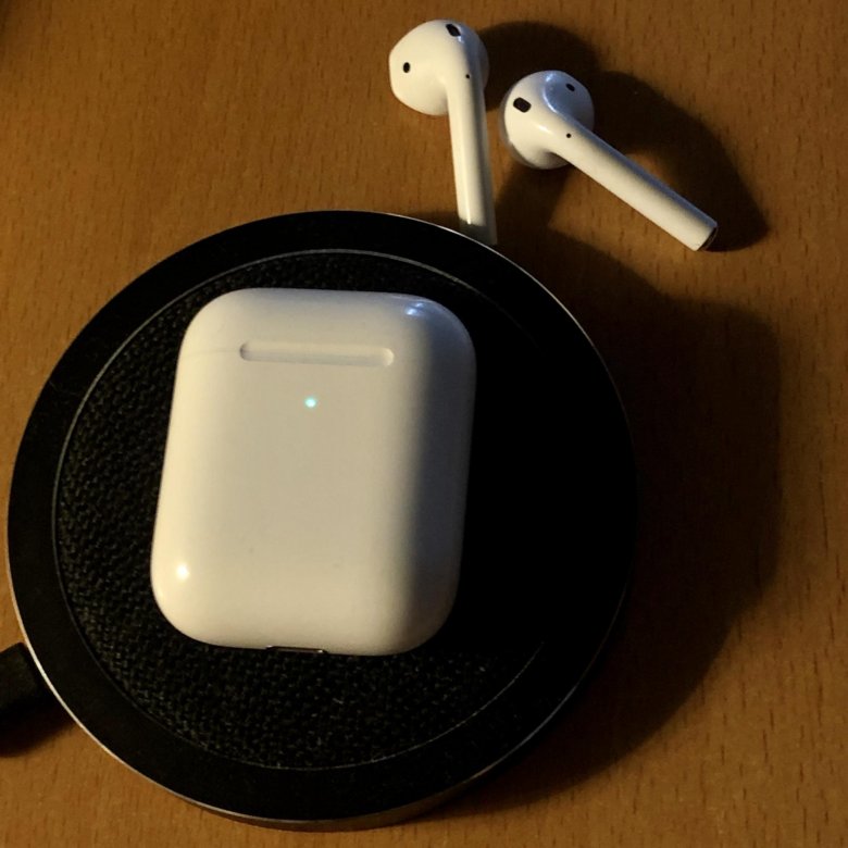 Аирподс беспроводная зарядка. AIRPODS 2 С беспроводной зарядкой. AIRPODS 2 беспроводная зарядка. Кейс с беспроводной зарядкой AIRPODS 2. AIRPODS 2 беспроводная зарядка кейс.