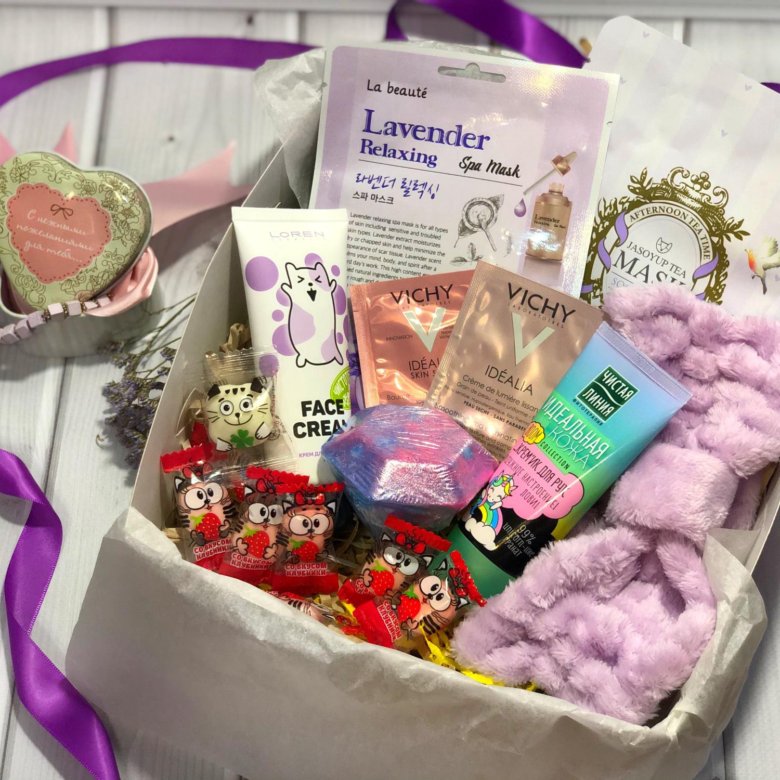 Подарок в коробке. Подарочный бокс для девочки. Подарок в коробке для девушки. Красивые подарочные наборы. Подарок девушке.