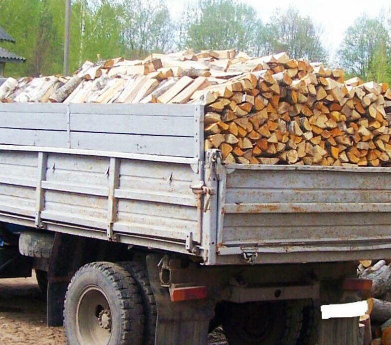 Купить дрова бу. ГАЗ 3307 С дровами. ЗИЛ 4331 С дровами. Машина на дровах. Большой грузовик с дровами.