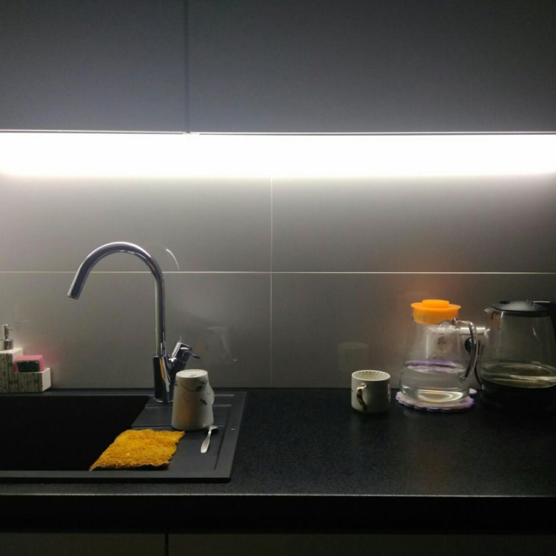 Купить кухонную подсветку. Подсветка кухонного гарнитура. Светодиодная подсветка для кухни. Кухонный гарнитур с подсветкой. Желтая подсветка на кухне.