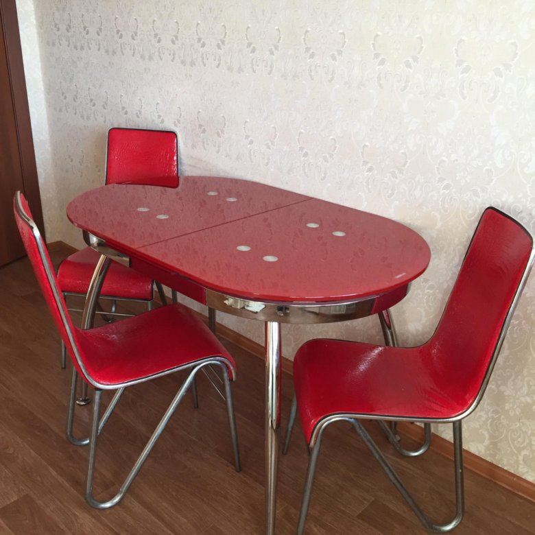 Авито кухонные стулья б у. Обеденная зона стол и стулья. Стол раскладной и стулья для кухни в вишневых тонах. Кухонный стол и стулья в красную кухню. Стол для кухни б.у..