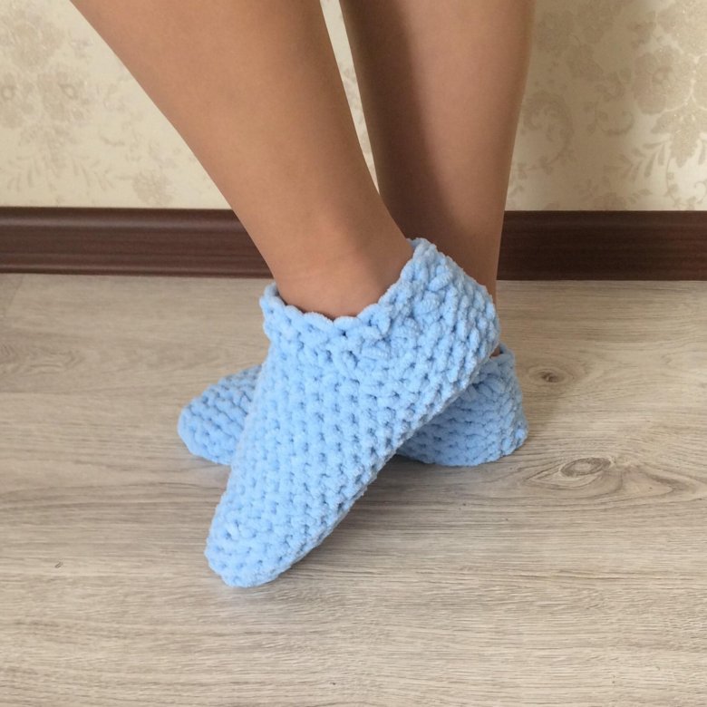 Тапочки ализе пуффи файн. Тапочки из ализе пуффи с подошвой. Следки плюшевые крючком. Тапочки ализе пуффи. Вязаные тапочки.