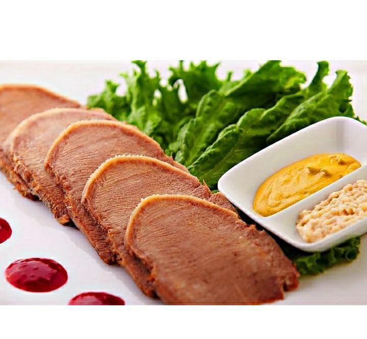 Говядина вареная с чем. Язык отварной. Язык говяжий с хреном. Язык говяжий отварной.