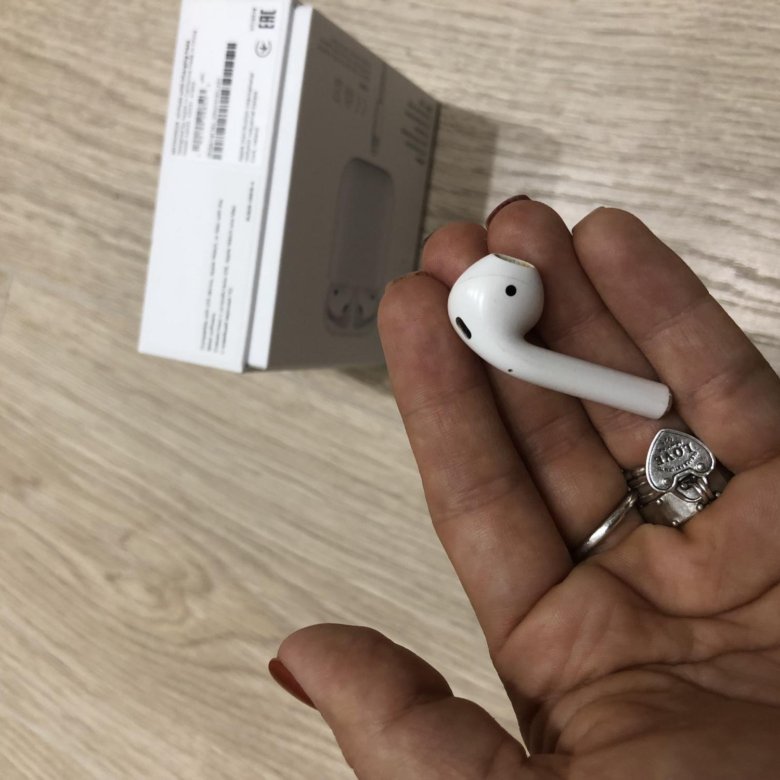 Левый наушник airpods. Правый наушник аирподс. Сломанные наушники AIRPODS. Правый наушники AIRPODS 3. Сломанные AIRPODS 2.