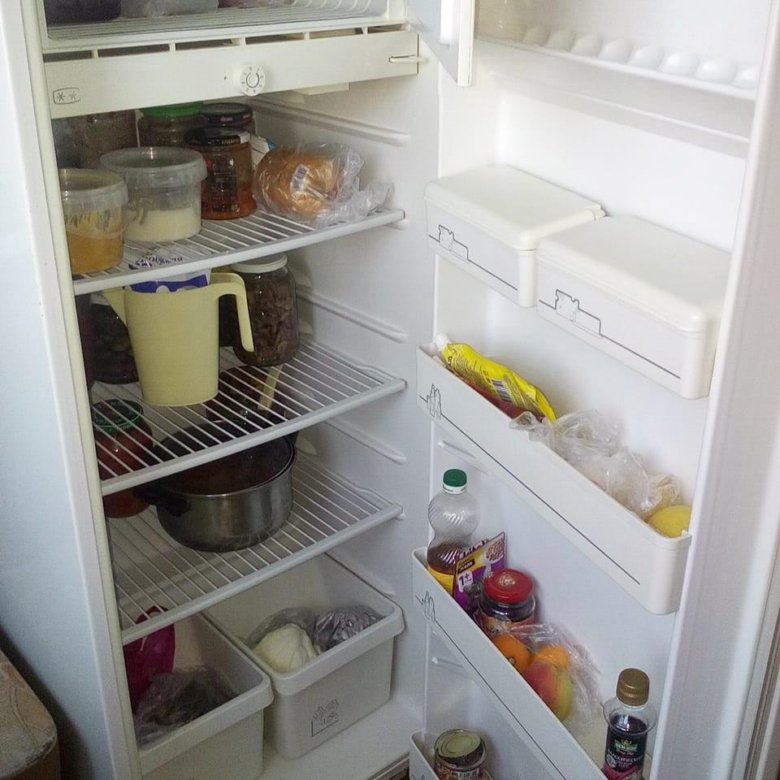 холодильник шелехов. битовая техники холодильник. разломанный холодильник. советский холодильник бирюса 10. открытый холодильник.