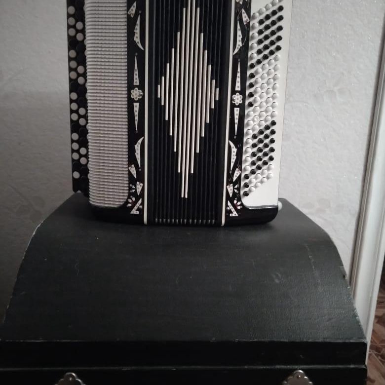 Огромный аккордеон. Баян беларусь. Тульский цельнопланочный баян. Огромный баян. Аккордеоны 1970 года.