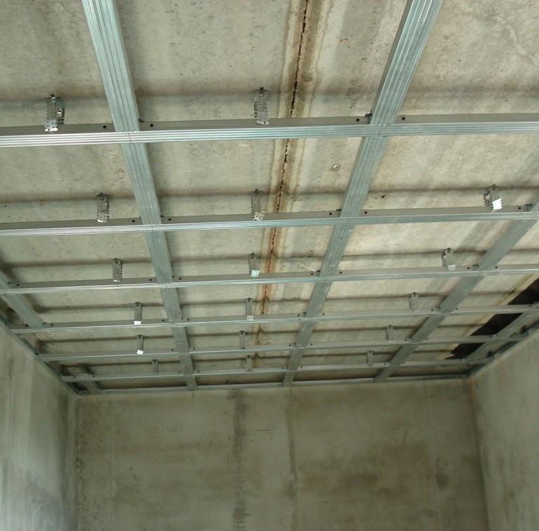 Крепление кнауф профилей к потолку для гипсокартона. Потолок из гипсокардон. Подшивной потолок из гипсокартона. Какой гипсокартон нужен для потолка. Потолок в ванной из влагостойкого гипсокартона.