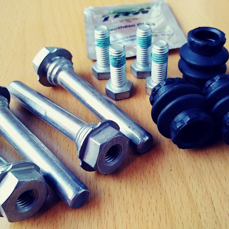 2 2003 направляющие заднего суппорта. Направляющие переднего суппорта пежо 406. Направляющие переднего сайлентблока пежо 406. Направляющие переднего. Направляющие суппорта geely gc6.