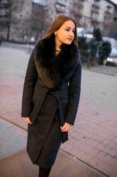 Черное пальто с норковым воротником