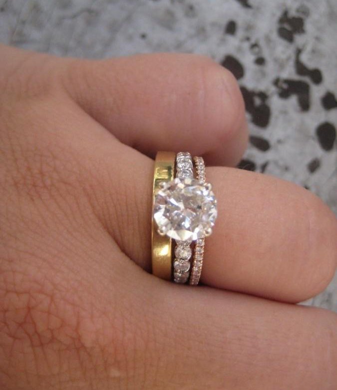 Кольцо с бриллиантом помолвочное и обручальное кольцо на одном пальце