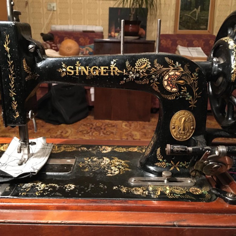 Машинка зингер отзывы. Швейная машинка Зингер ручная. Швейная машинка 2020 года. Механизм машинки Зингер ручной. Как выглядит машинка Зингер.