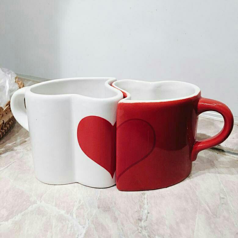 парные кружки сердце. кружки в форме сердца. романтичные кружки. кружки с сердечками. кружка в форме сердца.