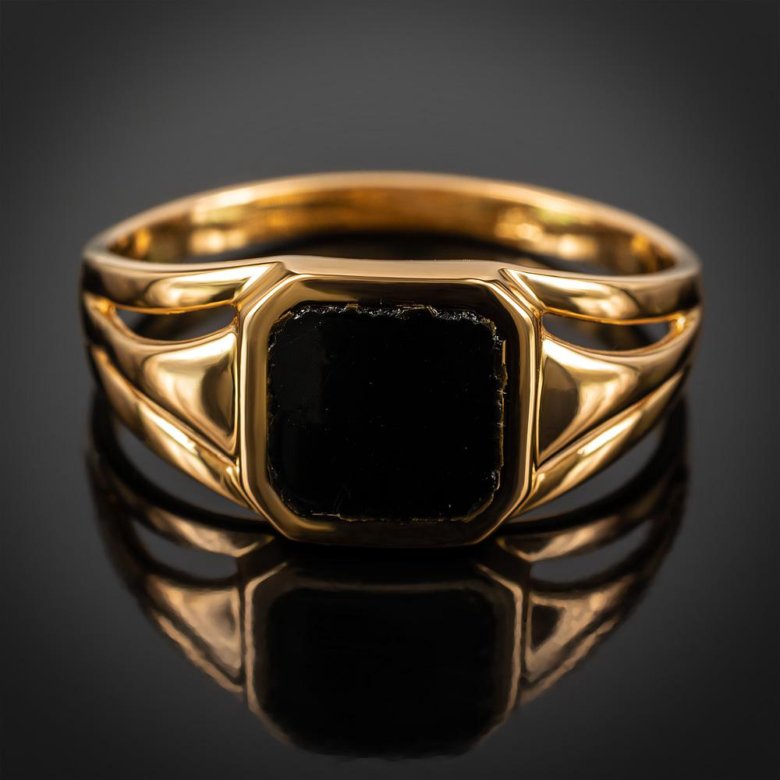 Авито кольцо мужское. Золотой перстень с агатом. Мужской перстень с агатом золото. Перстень мужской золотой с черным агатом. Золотое кольцо с черным агатом мужское.