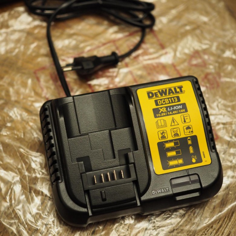 Зарядное устройство деволт. Зарядное устройство dewalt dcb115. Dewalt dcb118. Автомобильное зарядное устройство dewalt dcb 119. Зарядное устройство dewalt dcb115.