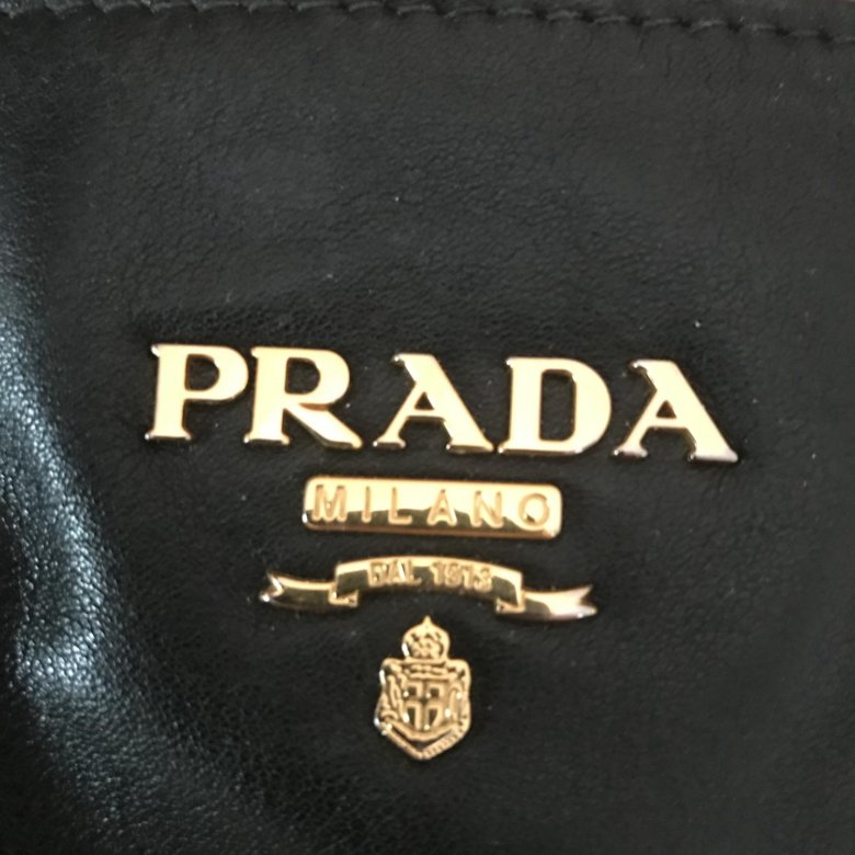 Логотип прада на сумках